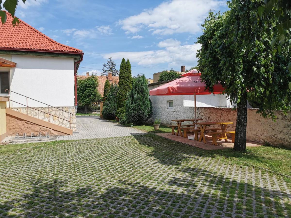Glazer Szallas Tapolca Exterior photo