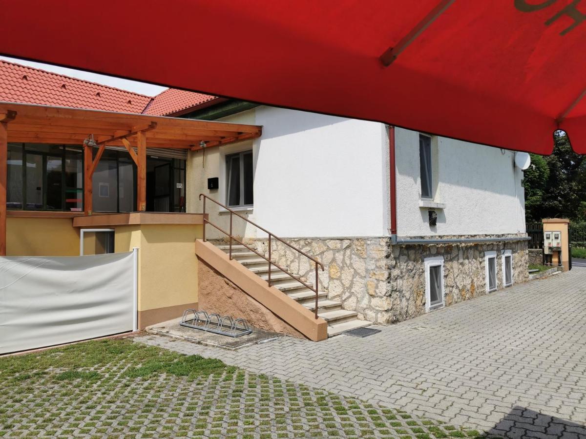 Glazer Szallas Tapolca Exterior photo