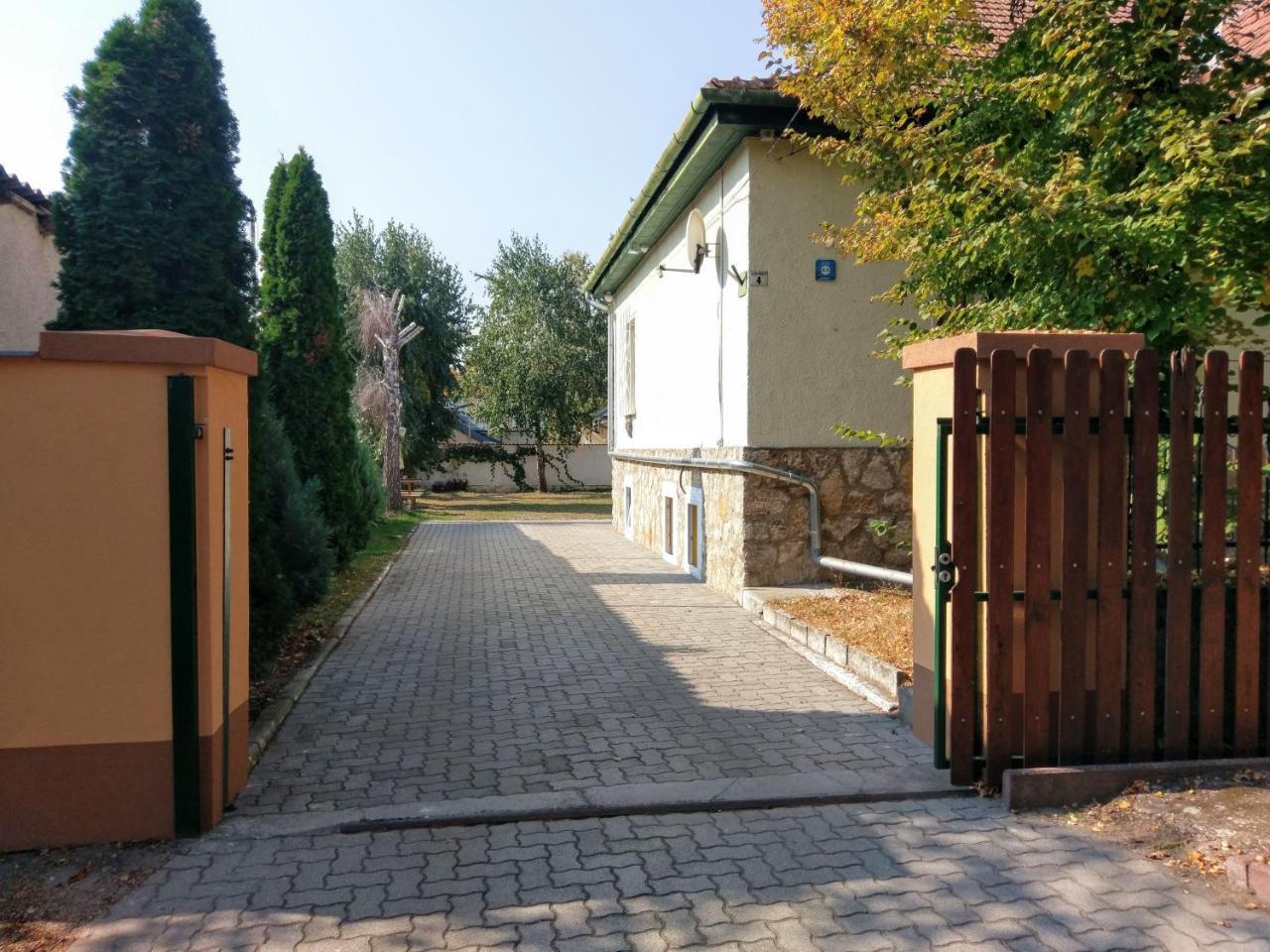 Glazer Szallas Tapolca Exterior photo